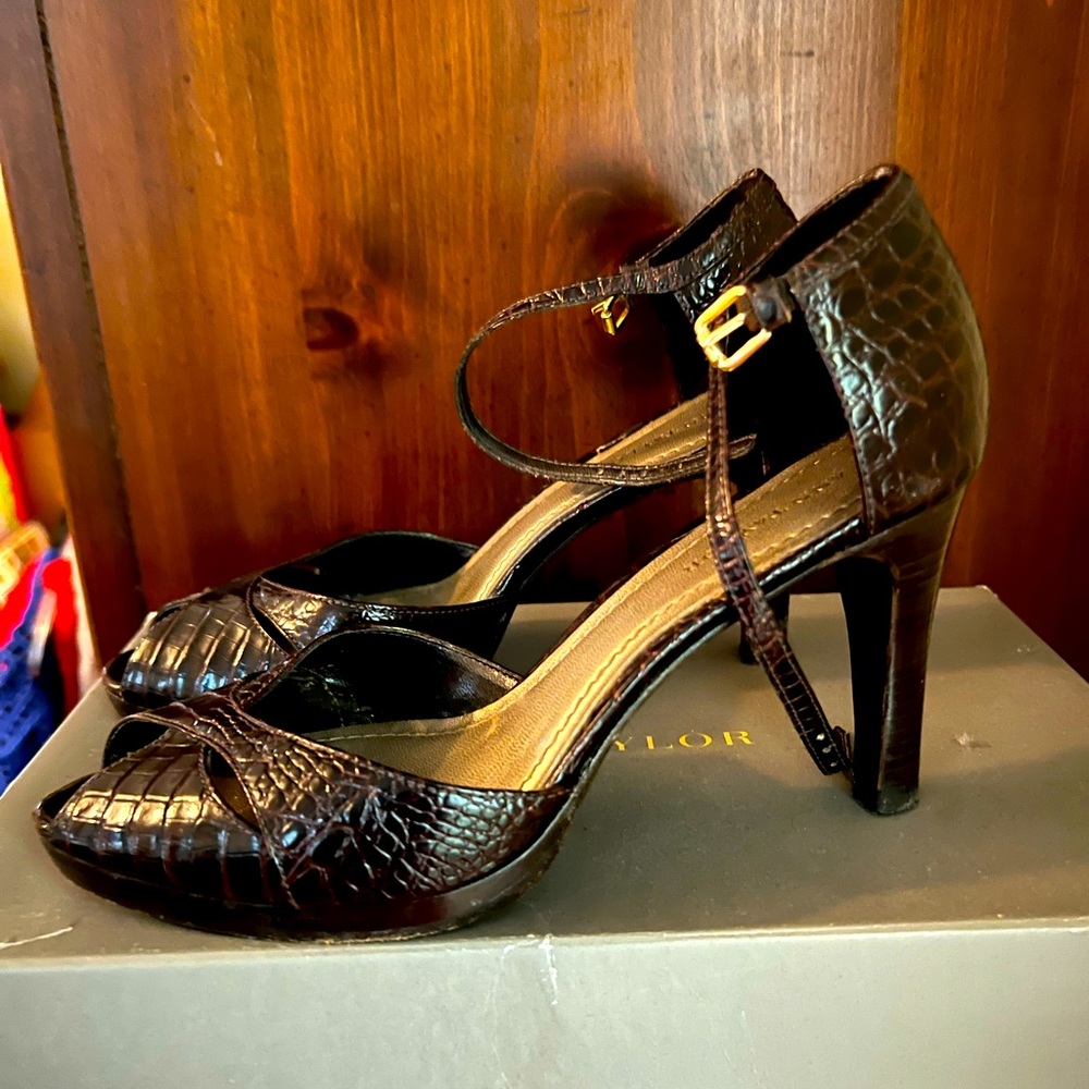 Ann Taylor size 6 dark brown heels…